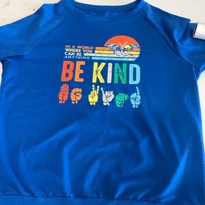 Sweatshirt Size M Be Kind saying also in Sign Language